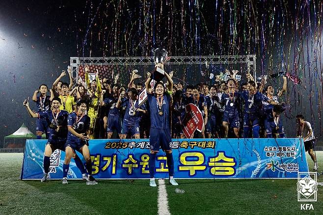 　2025 추계전국고등축구대회서 우승한 수원고 선수단이 시상식후 기념촬영을 하고 있다. 사진=대한축구협회