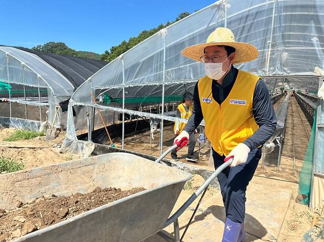 지난달 30일 정명근 화성특례시장이 자매도시인 경남 합천군 수해현장을 찾아 복구 작업에 구슬땀을 흘리고 있다. 사진=화성특례시청