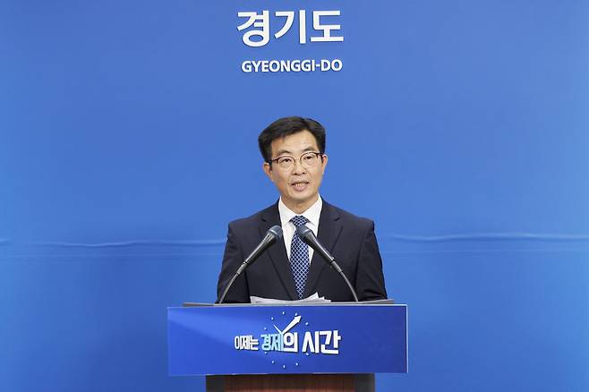 성제훈 경기도농업기술원장이 4일 경기도청에서 기자회견을 열고 '농작물 불량환경 예측시스템'에 관해 설명하고 있다. <경기도 제공>