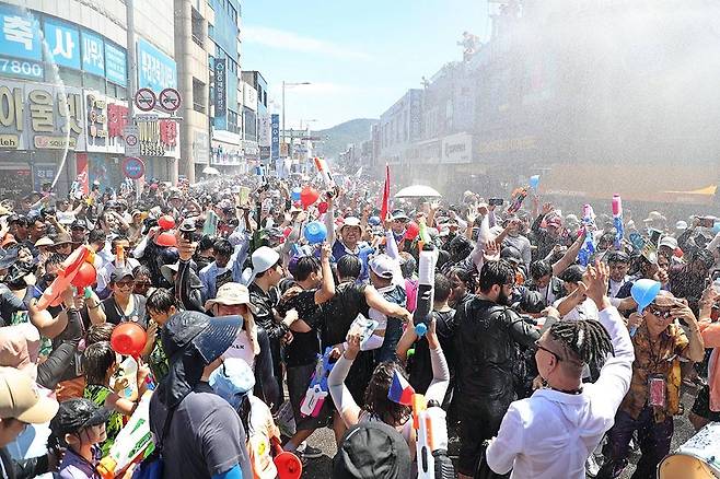 제18회 정남진 장흥 물축제 현장에서 열린 살수대첩 거리 퍼레이드 모습.<장흥군 제공>