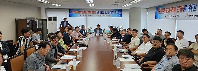 대한건설협회 광주시회와 전남도회는 4일 협회 임원진 등이 참석한 가운데 ‘건설현장 중대재해 근절을 위한 긴급 대책회의’를 개최했다. 최근 국무회의에서 논의된 산업재해 사망사고 근절을 위한 정부 정책에 깊이 공감하며 건설현장 안전 강화를 위한 정부의 정책 방향에 적극적으로 동참하겠다는 입장을 밝혔다. 사진은 위로부터 광주시회 긴급대책 회의 후 기념촬영과 전남도회 회의 모습.<대한건설협회 광주시·전남도회 제공>