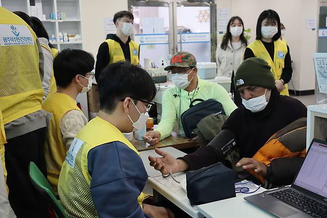 의료 사각지대에 놓인 이주노동자들이 광주이주민건강센터를 찾아 무료 진료를 받고 있다.