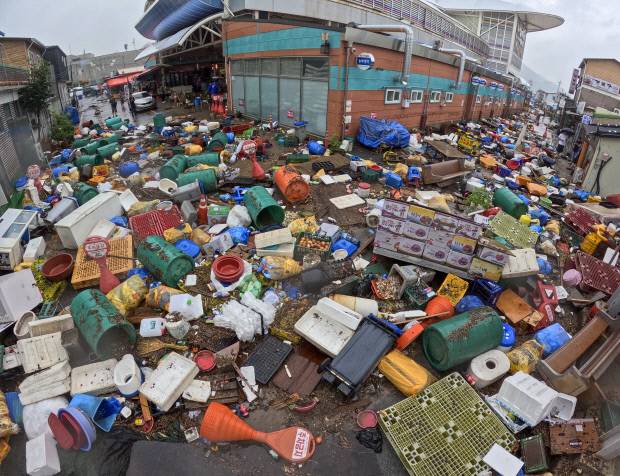 지난 3일 밤 사이 내린 폭우로 함평군 함평읍 5일 시장과 읍내 상점 일대가 침수 피해를 입었다. 4일 오전 시장 주변 골목 곳곳에 물에 쓸려온 플라스틱 통, 아이스박스, 야채 박스, 전자기기 등 각종 집기류와 생활 폐기물이 어지럽게 널려 있다.  /김진수 기자 jeans@kwangju.co.kr
