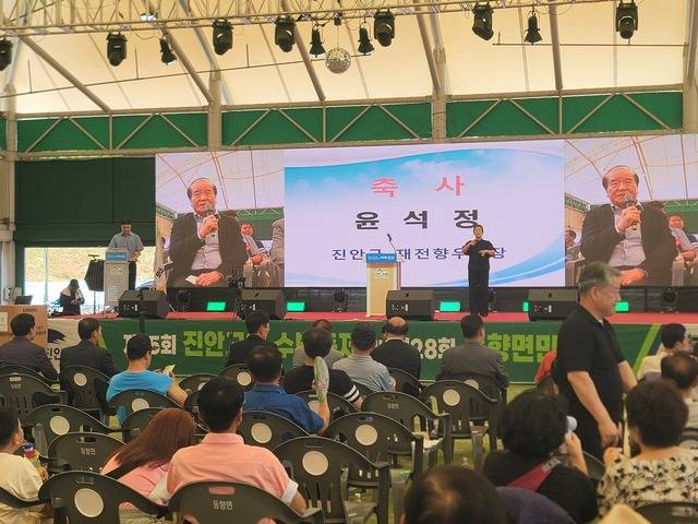 윤석정 전북일보 사장이 축사를 하고 있는 모습이 영상으로 잡히고 있다. / 사진=국승호 기자