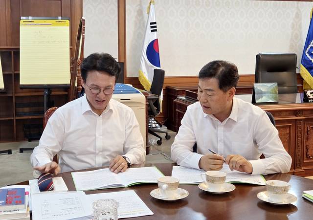 4일 서울 정부 종합청사에서 김관영 지사가 김민석 국무총리를 만나 전북 현안에 대해 설명하고 있다./사진=전북도.