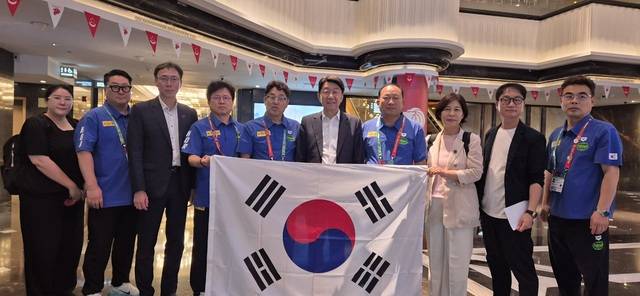 전주시 대표단이 대한수영연맹 관계자들과 기념촬영을 하고 있다. /전주시