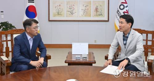 김진태 강원특별자치도지사가 29일 도청 통상상담실에서 이명우 강원일보편집국장과 인터뷰를 진행하고 있다. 박승선기자