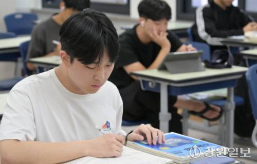 2026학년도 대학수학능력시험이 100일 앞으로 다가온 가운데 4일 춘천고 3학년 교실에서 수험생들이 기출문제풀이에 열중하고 있다. 박승선기자