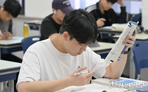 2026학년도 대학수학능력시험이 100일 앞으로 다가온 가운데 4일 춘천고 3학년 교실에서 수험생들이 기출문제풀이에 열중하고 있다. 박승선기자