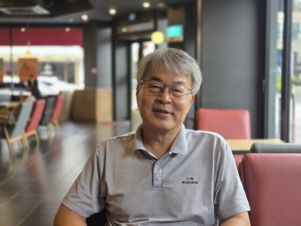4일 김해 장유 한 카페에서 서석장 사진작가가 인터뷰를 하고 있다.