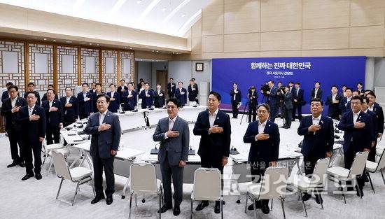 ▲ 이재명 대통령이 지난 1일 서울 용산 대통령실 청사에서 열린 전국 시도지사 간담회에서 김민석 국무총리, 대한민국시도지사협의회장 유정복 인천광역시장, 김두겸 울산시장 등 시도지사와 함께 국기에 대한 경례를 하고 있다. 연합뉴스
