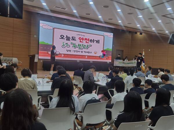 진해기적의도서관 동아리 2팀이 공유자전거 '누비자'의 안전 문제를 지적하며, 보완책 마련을 제안하고 있다. /문정민 기자