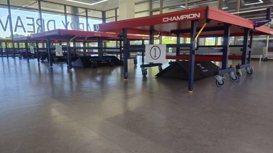 바닥이 단단한 소재로 돼 있어 동호인들이 부상위험이 높다며 불편을 호소하고 있는 정촌행복드림센터 내 탁구장 모습.