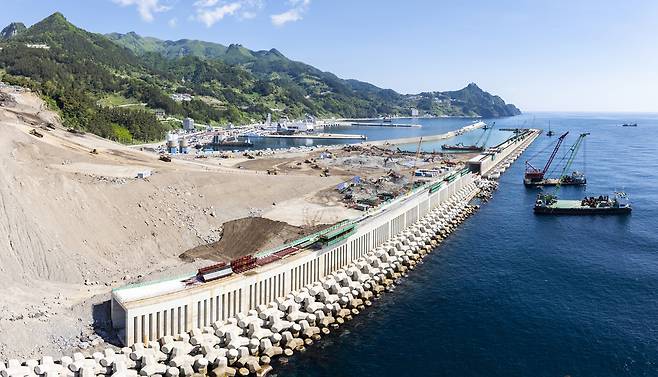 울릉도 공항 활주로 공사현장. /김두한 기자