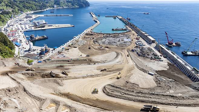 울릉(사동)항 동방파제와 사이를 가두봉 절취 사석으로 매우고 있다. /김두한 기자