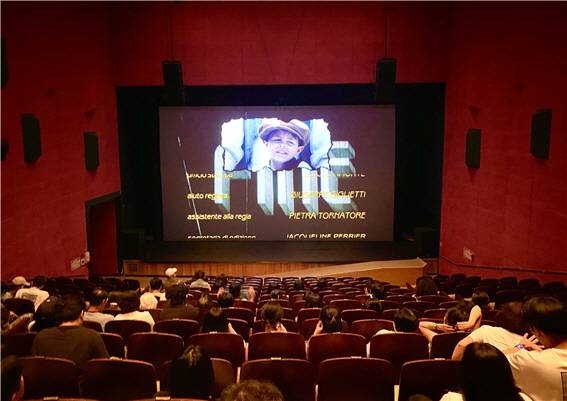시민들이 지난달 26일 인디플러스포항에서 ‘월간 인디플러스 여름-여름을 영화롭게!’ 상영 영화를 관람하고 있다. /포항문화재단 제공
