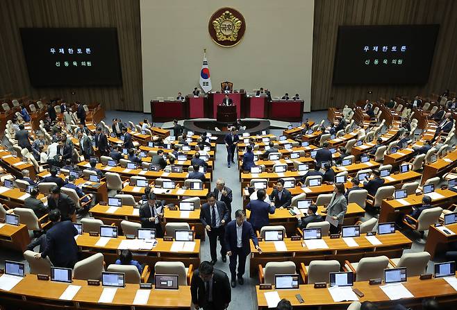 4일 국회 본회의에서 ‘방송3법’ 중 방송법 일부개정안이 상정되자 국민의힘 신동욱 의원이 무제한토론(필리버스터)에 나서고 있다. /연합뉴스