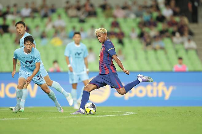 4일 대구스타디움에서 열린 FC바르셀로나와 대구FC 친선 맞대결에서 바르셀로나 라민 야말이 슈팅을 날리고 있다. /올리브크리에이티브 제공