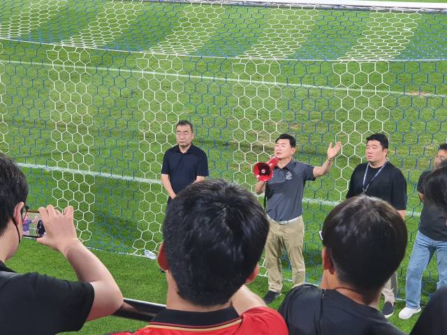 지난달 20일 경남FC 서포터즈 ‘Aa:V(아브)’를 비롯한 팬들의 항의에 답변하는 진정원 단장./경남신문DB/