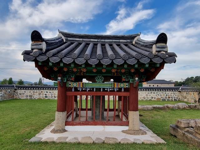 김유신 장군이 기거하던 집터에 남은 우물 재매정.