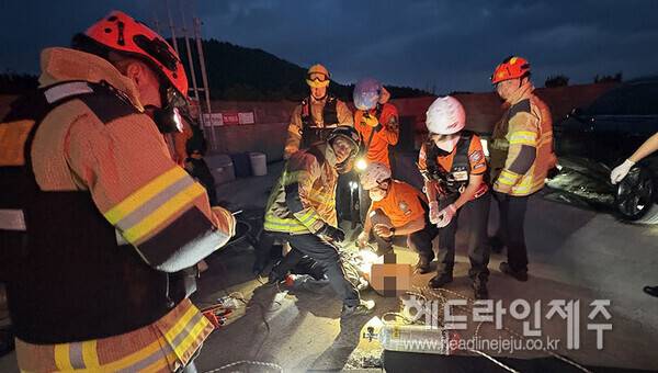 119구조대가 의식을 잃고 쓰러진 ㄱ씨를 구조하고 있다. 사진=제주도소방안전본부