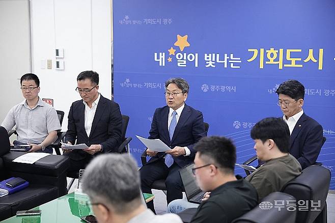 강기정 광주시장이 4일 광주시청에서 출입기자와 차담회를 갖고 현안에 대해 설명했다. 광주시