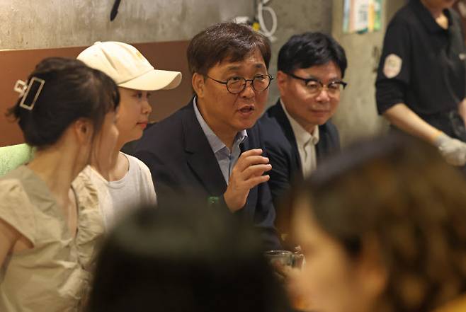 최휘영 문화체육관광부 장관이 3일 서울 중구 명동예술극장을 방문해 (재)국립극단의 ‘삼매경’ 종연 공연을 관람한 뒤 한 식당에서 출연진을 비롯한 청년예술인을 만나 애로사항을 청취하고 의견을 나누고 있다. (사진=문체부 제공).