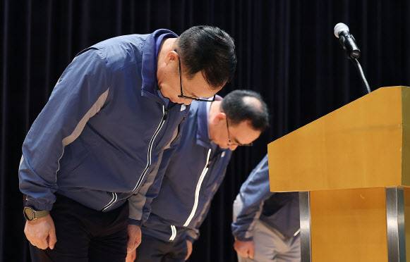 정희민 포스코이앤씨 대표가 인천 연수구 포스코이앤씨 송도사옥에서 고속국도 공사 현장 사망사고와 관련 지난달 29일 오후 사과문을 발표 후 고개 숙여 인사하고 있다.(사진=뉴스1)