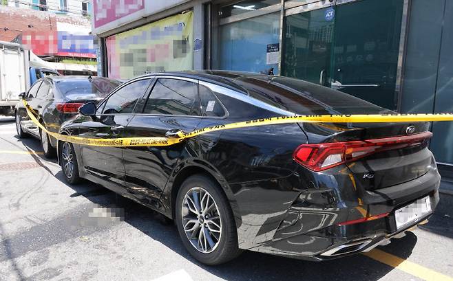 지난달 30일 오전 11시 45분께 대전 중구 한 지하차도 근처에서 전 연인을 살해한 혐의를 받는 A(20대)씨가 도주 약 24시간 만에 긴급체포 됐다. 사진은 A씨가 도주에 이용한 렌터카 주변으로 폴리스라인이 처져 있는 모습. (사진=연합뉴스)