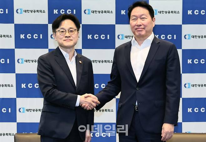 김정관(왼쪽) 산업업통상자원부 장관이 4일 서울 대한상공회의소 접견실에서 최태원 대한상공회의소 회장과 만나 기념사진을 찍고 있다. (사진=산업부)