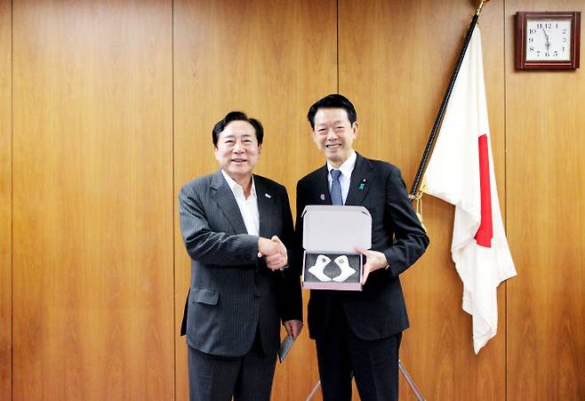 김기문 중소기업중앙회 회장(왼쪽)과 무토 요지 일본 경제산업성 대신(사진=중소기업중앙회)