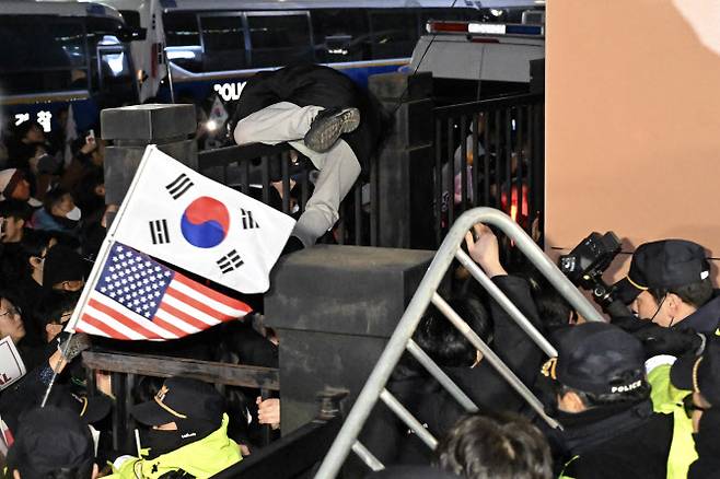 내란 수괴와 직권남용 등의 혐의를 받는 윤석열 대통령의 구속 전 피의자 심문(영장실질심사)이 열린 18일 서울 마포구 서울서부지방법원에서 윤 대통령 지지자들이 담장 너머에서 시위를 하고 있다. (사진=뉴시스/공동취재)