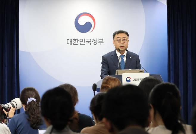 송상훈 과학기술정보통신부 정보통신정책실장이 4일 서울 종로구 정부서울청사에서 독자 AI 파운데이션 모델 프로젝트 정예팀 선정 결과를 브리핑하고 있다. 네이버클라우드, 업스테이지, SK텔레콤, NC AI, LG AI연구원이 독자 AI 파운데이션 모델 5개 정예팀으로 선정됐다.(사진=연합뉴스)