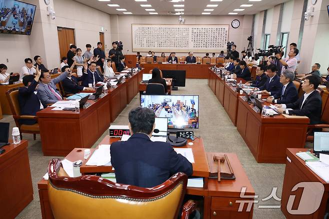 1일 오후 서울 여의도 국회에서 열린 법제사법위원회 전체회의에서 집중투표제를 의무화하고 감사위원 분리 선출을 확대하는 내용의 상법 개정안에 대한 거수투표에서 야당 의원들이 반대에 손을 들고 있다. 2025.8.1/뉴스1 ⓒ News1 이광호 기자