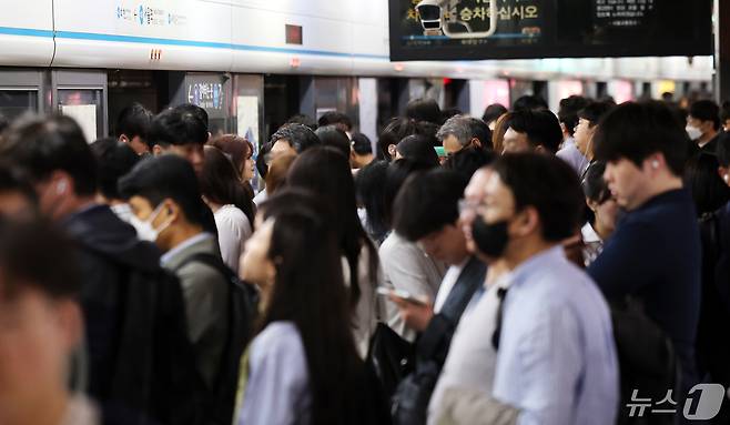 서울 지하철 4호선 서울역 승강장이 출근하는 시민들로 붐비고 있다.  2024.4.30/뉴스1 ⓒ News1 박지혜 기자