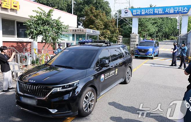 김건희 여사의 각종 의혹을 수사하는 김건희 특검팀(특별검사 민중기)이 윤석열 전 대통령에 대한 체포영장 집행에 나선 1일 오전 경기도 의왕 서울구치소에서 호송차가 나오고 있다./뉴스1 ⓒ News1 김성진 기자