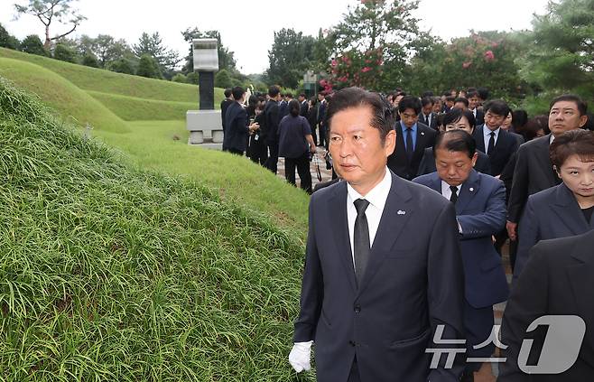 정청래 더불어민주당 대표가 4일 오전 서울 동작구 현충원 내 고(故) 김대중 전 대통령 묘역을 참배 한 뒤 걸음을 옮기고 있다.(공동취재) 2025.8.4/뉴스1 ⓒ News1 민경석 기자