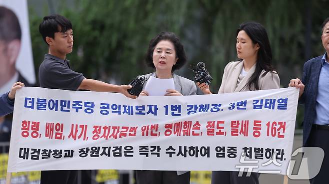 김영선 전 국민의힘 의원이 4일 오전 서울 종로구에 마련된 김건희 특검팀(특별검사 민중기) 사무실로 조사를 받기 위해 출석하며 취재진 질문에 답하고 있다. 2025.8.4/뉴스1 ⓒ News1 박지혜 기자