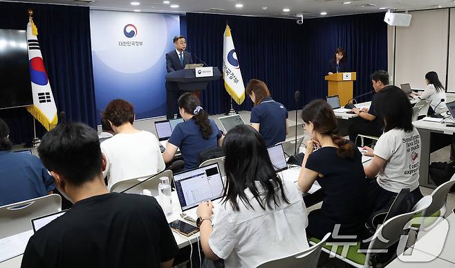 송상훈 과학기술정보통신부 정보통신정책실장이 4일 오후 서울 종로구 정부서울청사에서 '독자 AI 파운데이션 모델' 프로젝트 정예팀 선정 결과를 발표하고 있다. '독자 AI 파운데이션 모델' 정예팀으로는 네이버클라우드, 업스테이지, 에스케이텔레콤, 엔씨에이아이, 엘지경영개발원 AI 원구원이 선정됐다. 2025.8.4/뉴스1 ⓒ News1 임세영 기자