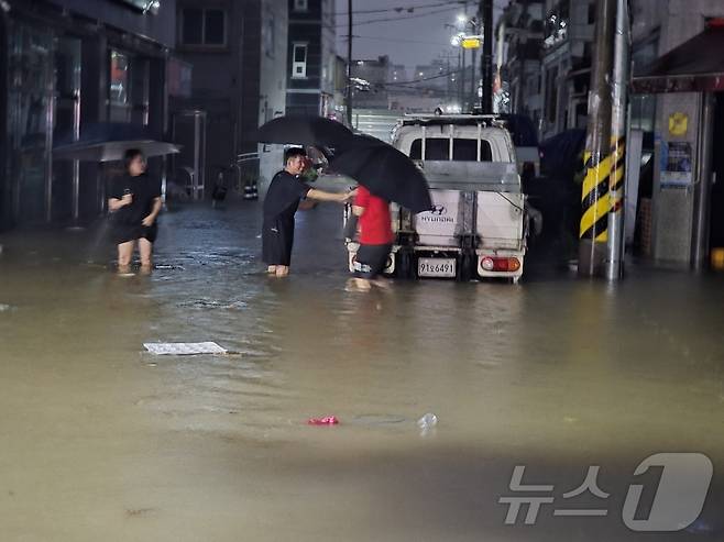호우경보가 내린 3일 오후 광주 북구 운암동 일대 도로가 침수돼 성인 무릎까지 잠겨있다. (광주 북구 제공. 재판매 및 DB 금지) 2025.8.3/뉴스1