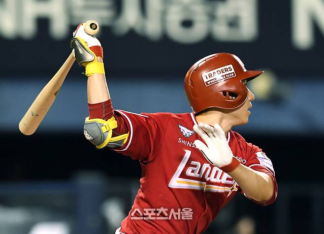 SSG 박성한이 20일 잠실구장에서 열린 2025 KBO리그 두산과 경기 8회초 무사 1-2루 상황에서 두산 고효준을 상대로 안타를 치고 있다. 잠실 | 박진업 기자 upandup@sportsseoul.com
