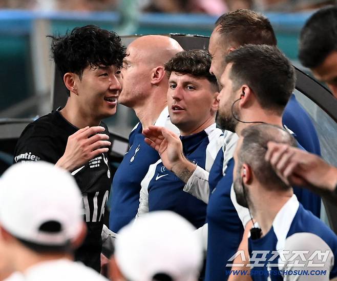 3일 서울월드컵경기장에서 열린 토트넘과 뉴캐슬의 경기, 손흥민이 후반 교체되며 동료들의 배웅을 받고 있다. 상암=허상욱 기자wook@sportschosun.com/2025.08.03/