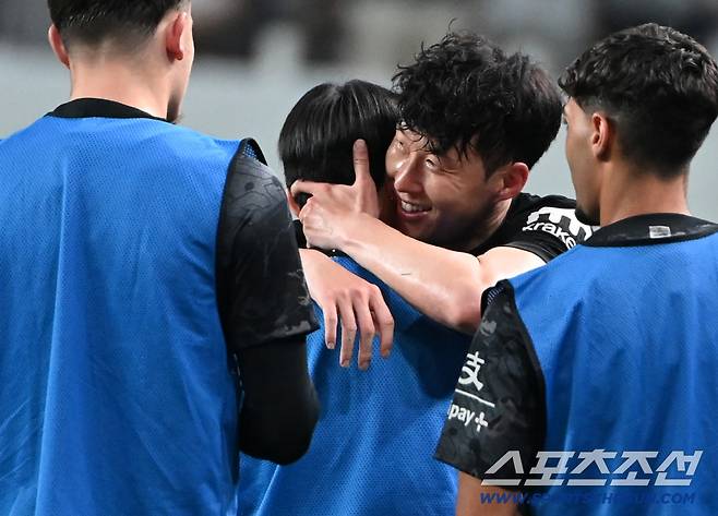 3일 서울월드컵경기장에서 열린 토트넘과 뉴캐슬의 경기, 손흥민이 후반 교체되며 동료들의 배웅을 받고 있다. 상암=허상욱 기자wook@sportschosun.com/2025.08.03/