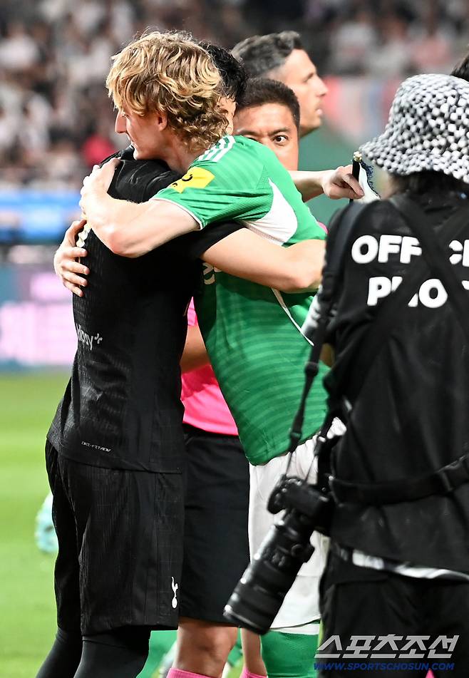 3일 서울월드컵경기장에서 열린 토트넘과 뉴캐슬의 경기, 손흥민이 앤서니 고든과 인사를 나누고 있다. 상암=허상욱 기자wook@sportschosun.com/2025.08.03/