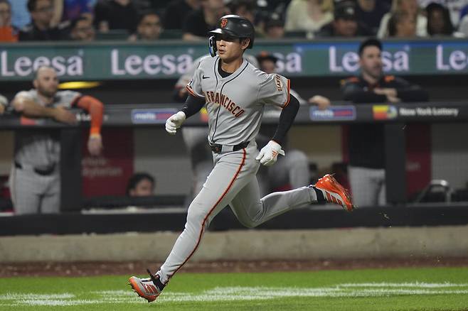 San Francisco Giants' Jung Hoo Lee runs to home plate to score on a double by Patrick Bailey during the seventh inning of a baseball game against the New York Mets Friday, Aug. 1, 2025, in New York. (AP Photo/Frank Franklin II)







<저작권자(c) 연합뉴스, 무단 전재-재배포, AI 학습 및 활용 금지>
