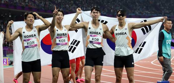 항저우아시안게임 남자계주 37년만에 동메달 획득한 남자 400ｍ 계주. 왼쪽부터 김국영, 이정태, 이재성, 고승환. 권자 ⓒ 1980-2023 ㈜연합뉴스. 무단 전재 재배포 금지.>