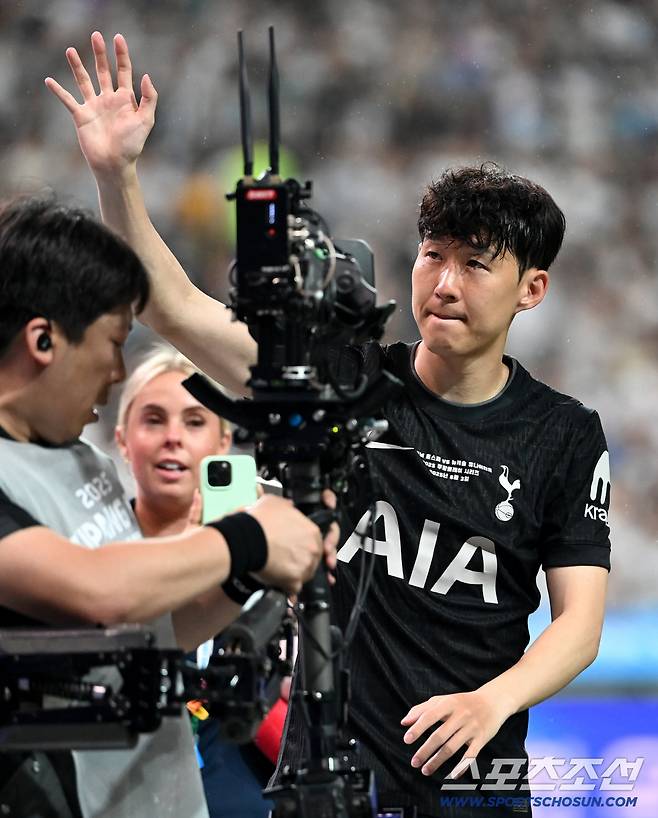 3일 서울월드컵경기장에서 열린 토트넘과 뉴캐슬의 경기, 손흥민이 팬들에게 인사하고 있다. 상암=허상욱 기자wook@sportschosun.com/2025.08.03/