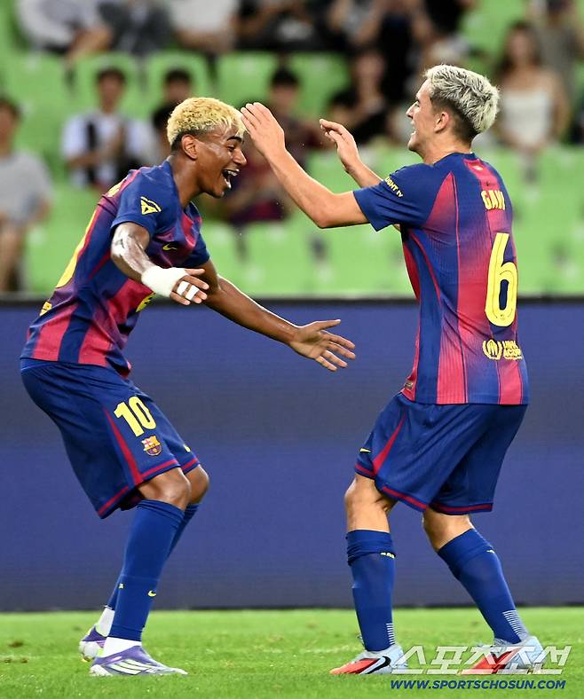 4일 대구스타디움에서 열린 FC바르셀로나와 대구FC의 경기, 가비가 전반 선제골을 터뜨리고 라민 야말과 기쁨을 나누고 있다. 대구=허상욱 기자wook@sportschosun.com/2025.08.04/
