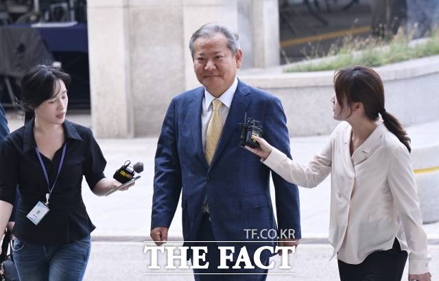 이상민 전 행정안전부 장관이 25일 오전 서울 서초구 서울고등검찰청에 마련된 내란 특검 사무실에 피의자 신분으로 출석하고 있다. /이새롬 기자