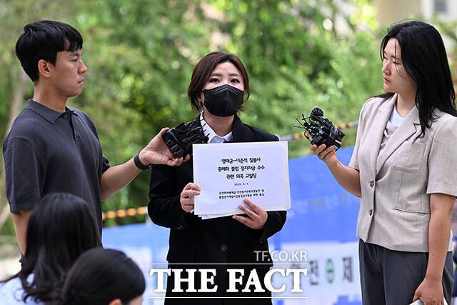 '정치 브로커' 명태균 씨의 전 변호인 김소연 변호사가 4일 오전 이준석 개혁신당 대표 등에 대한 고발장을 제출하기 위해 서울 종로구 KT 광화문 빌딩 웨스트에 마련된 김건희 특검팀(특별검사 민중기) 사무실로 향하며 취재진에게 설명을 하고 있다. /서예원 기자